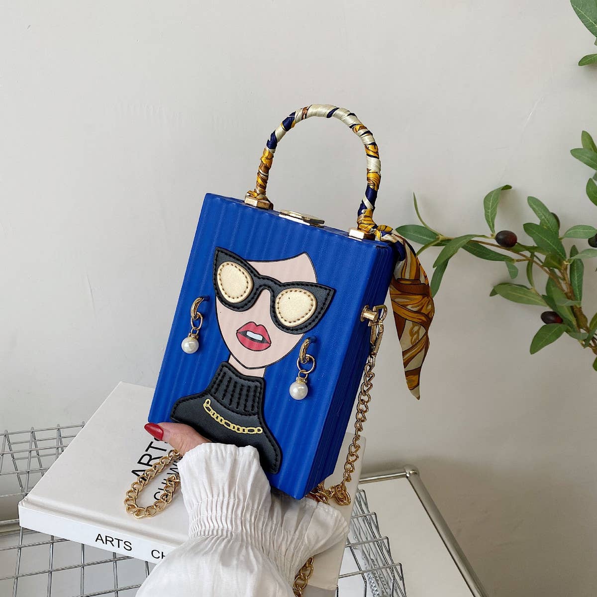 RETRO BEAUTY PATTERN CROSSBODY BAG_CWAB0986